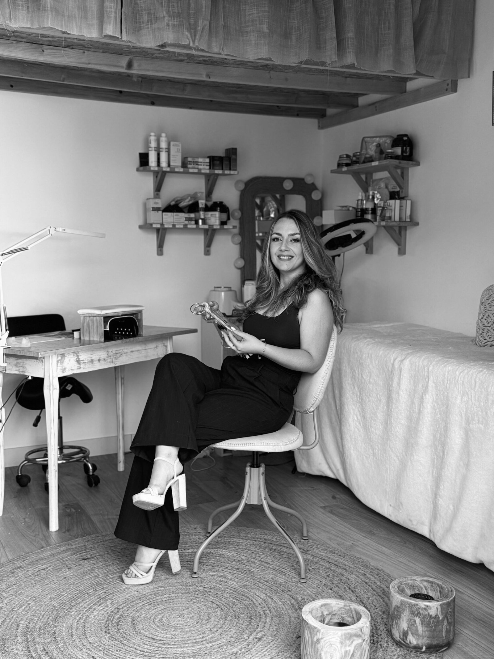 Esthéticienne et prothésiste ongulaire professionnelle dans son institut de beauté