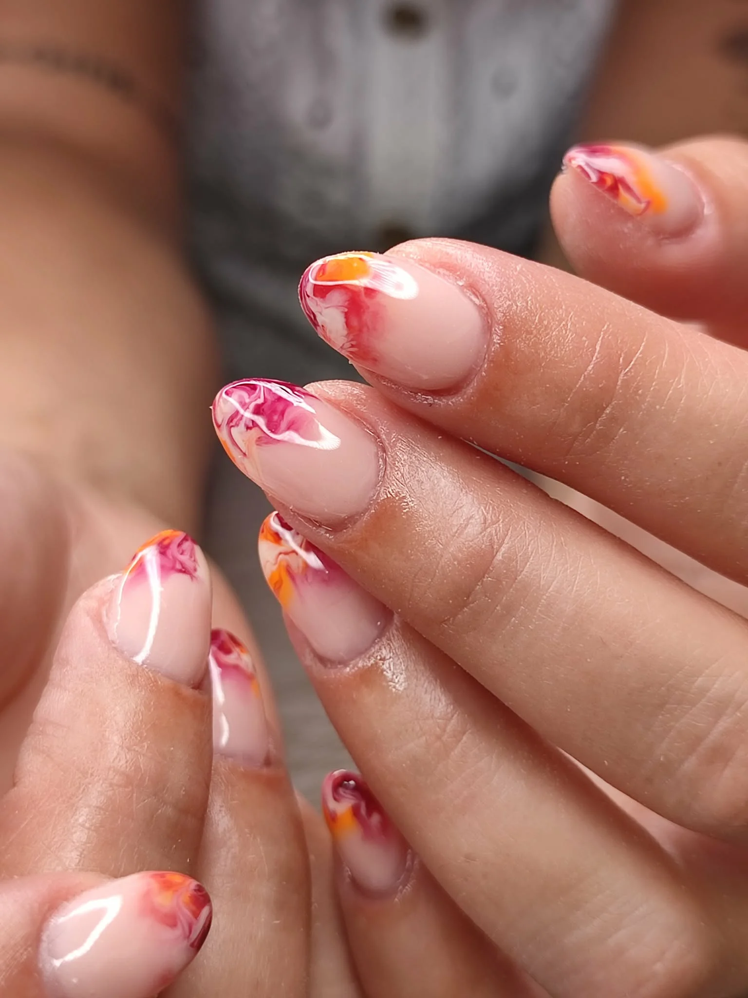 Nail art marbré rose et orange sur ongles en gel – Prothésiste ongulaire