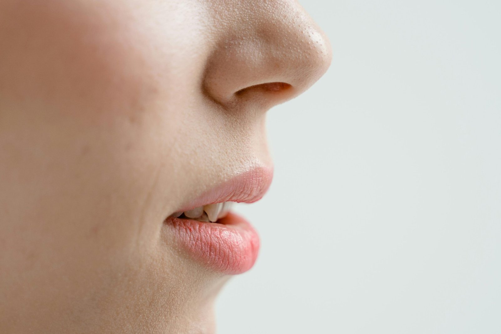 Épilation de la lèvre supérieure et du visage en institut de beauté